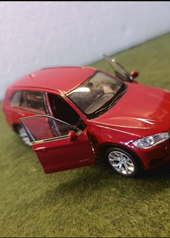 Parlak Kırmızı Oyuncak Araba - Görsel 2