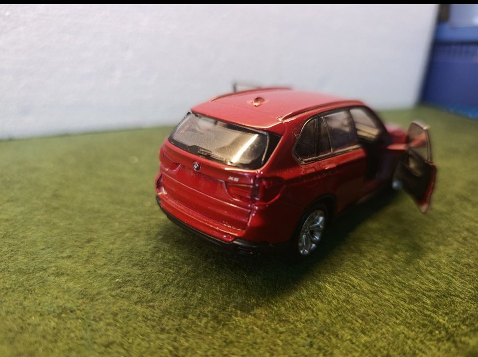 Parlak Kırmızı Oyuncak Araba - Görsel 5