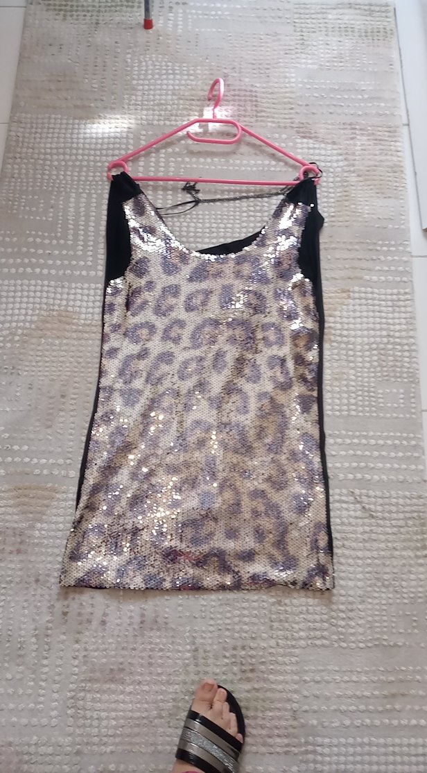 sırtı açık ve zincir detaylı mini elbise - Görsel 3