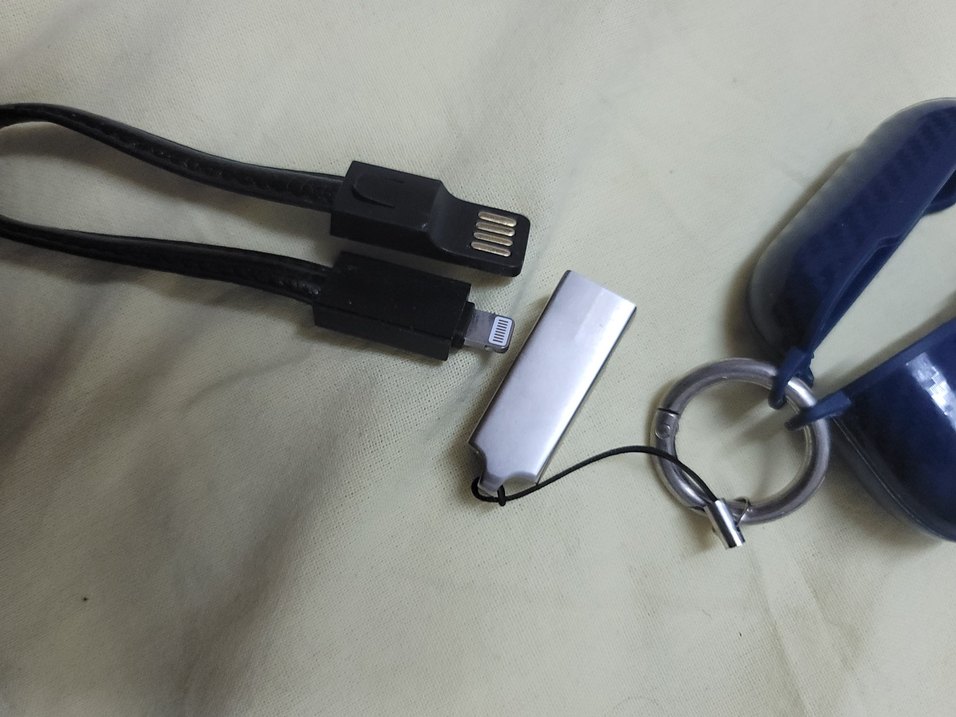 Apple airpods pro 2 karbon kılıf ve şarj kablosu - Görsel 2