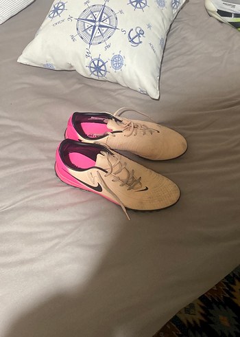 Nike Pembe Detayli Bej Futbol Ayakkabisi
