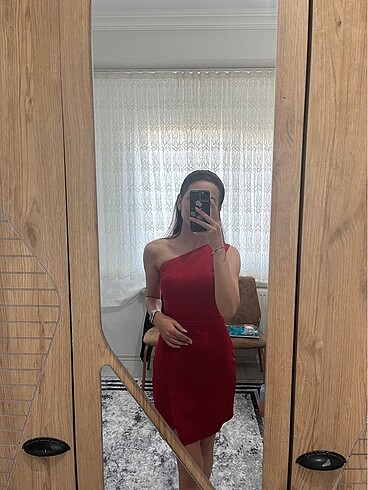 Kırmızı elbise