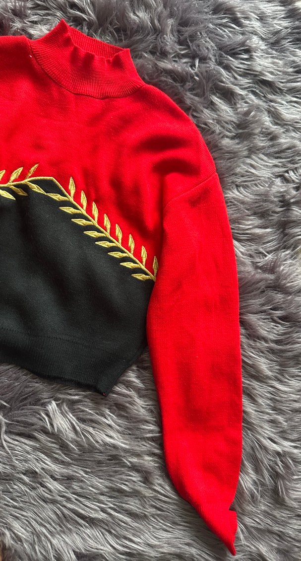 Kırmızı Nakışlı Yüksek Yakalı Kadın Kazak - Görsel 3