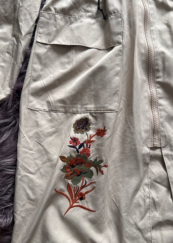 Nakışlı Beyaz Uzun Kadın Yağmurluk - Görsel 5