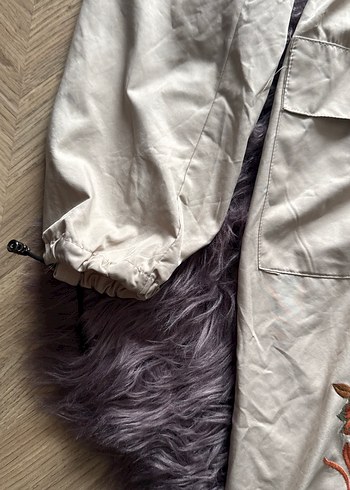 Nakışlı Beyaz Uzun Kadın Yağmurluk - Görsel 6