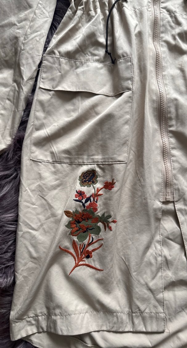 Nakışlı Beyaz Uzun Kadın Yağmurluk - Görsel 5