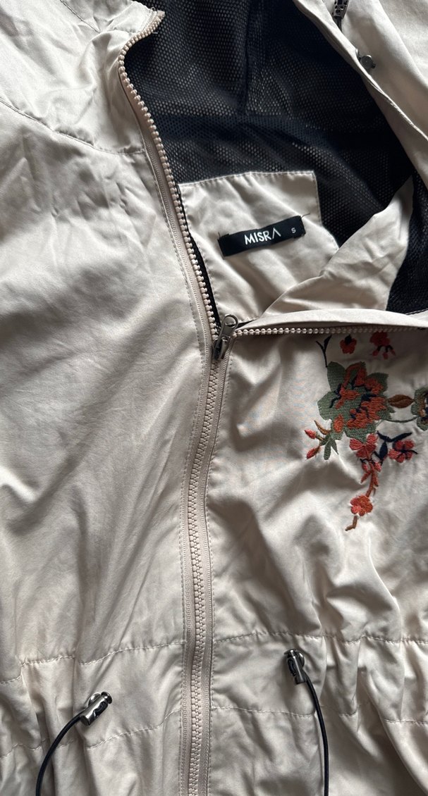 Nakışlı Beyaz Uzun Kadın Yağmurluk - Görsel 3