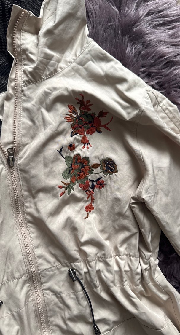 Nakışlı Beyaz Uzun Kadın Yağmurluk - Görsel 2