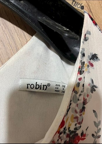 V Yaka Kısa Kollu Beyaz Pilili Bohem Elbise - Görsel 3