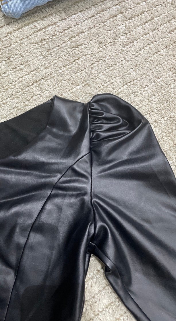 Drapeli Siyah Deri Kadın tek kol Bluz - Görsel 3