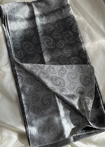 Kadın Siyah Pileli Gotik eşarp - Görsel 3