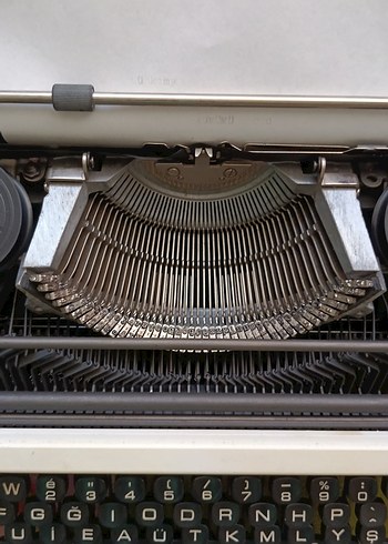 Beyaz Olivetti Dora Daktilo - Görsel 4