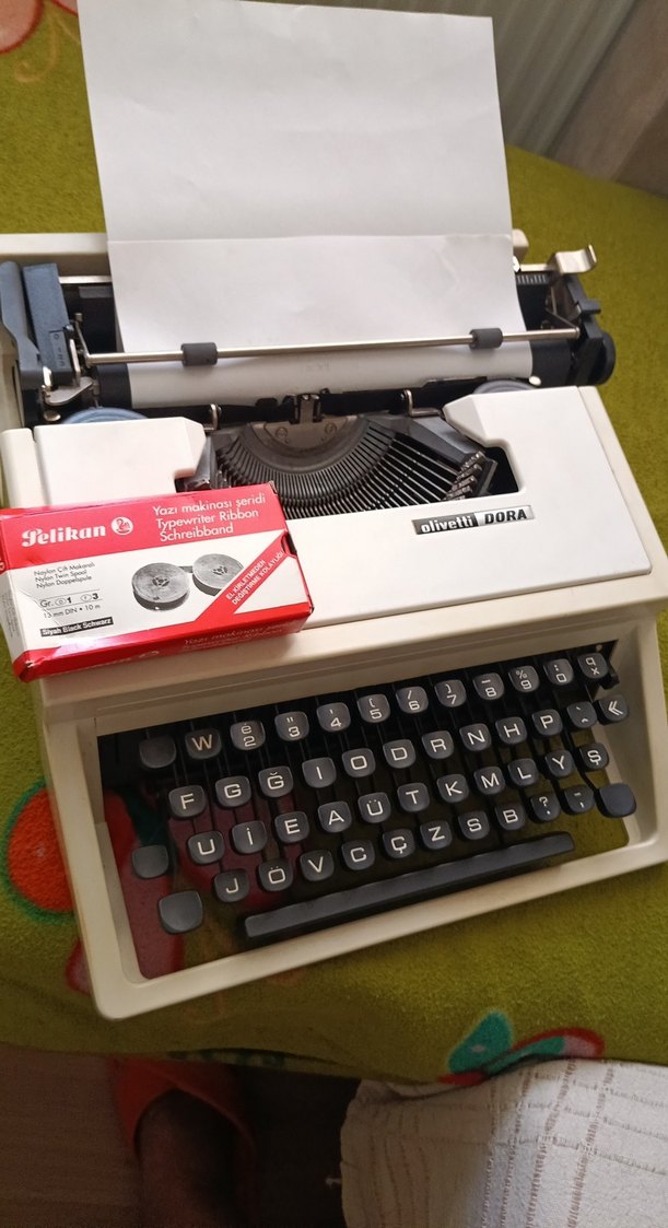 Beyaz Olivetti Dora Daktilo - Görsel 3