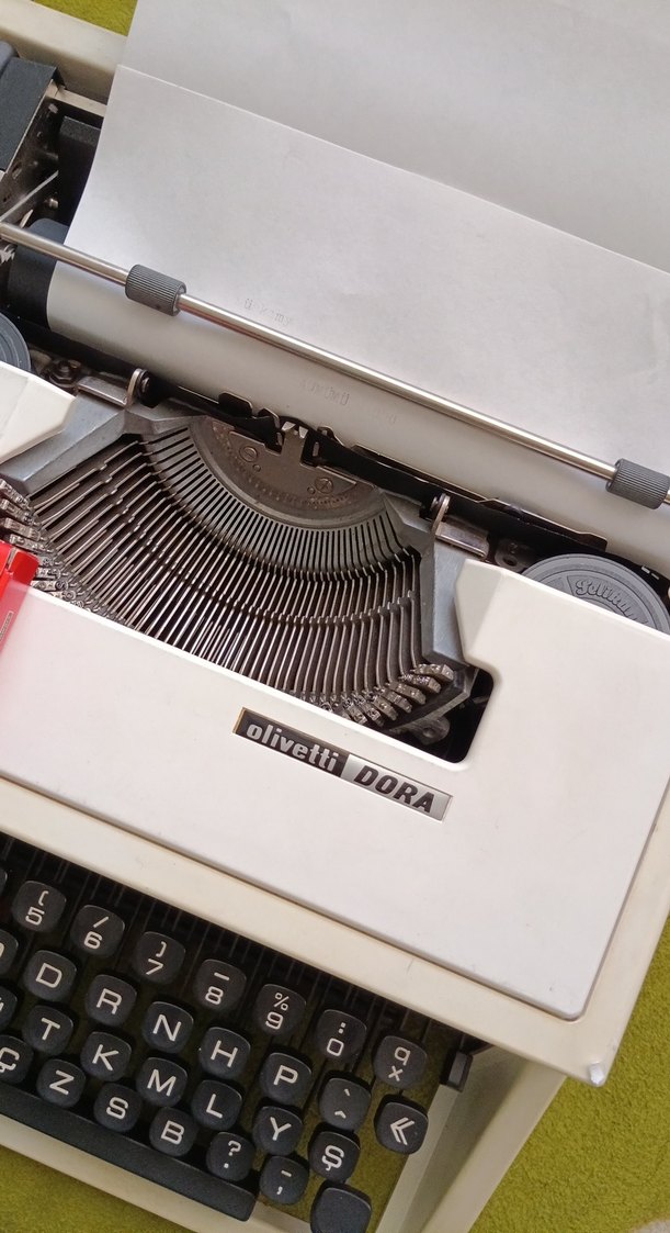 Beyaz Olivetti Dora Daktilo - Görsel 2
