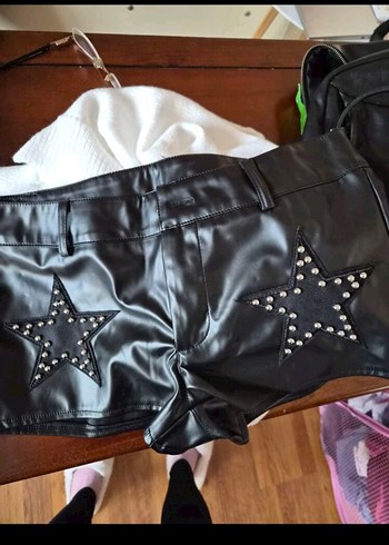 Siyah Nakışlı Deri Mini Şort - Görsel 5