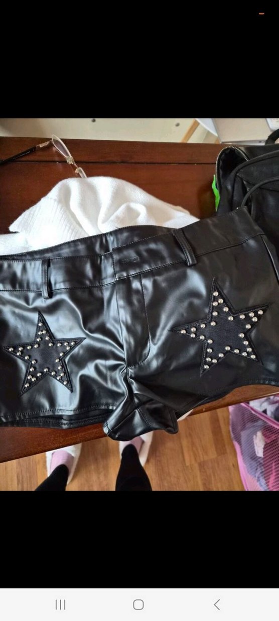 Siyah Nakışlı Deri Mini Şort - Görsel 5