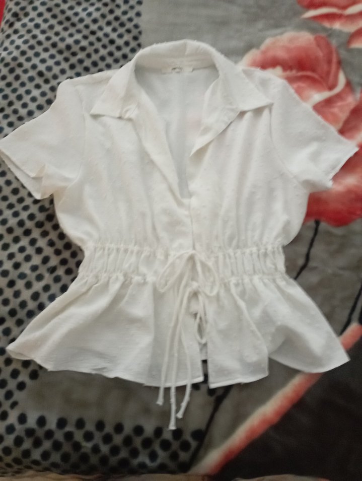 Düğmeli V Yaka Beyaz Kısa Kollu gy - Görsel 3