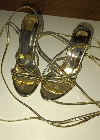 Parlak Altın Renk Yılan Desenli Bağcıklı Topuklu - Görsel 2