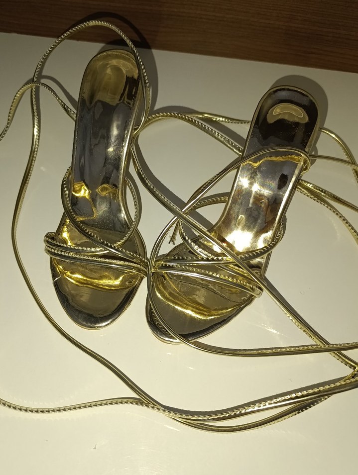 Parlak Altın Renk Yılan Desenli Bağcıklı Topuklu - Görsel 2