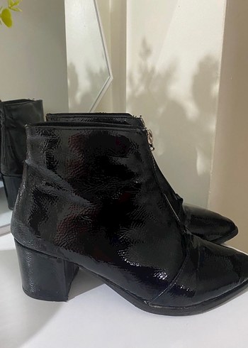 Yılan Desenli Siyah Deri Kadın Bot - Görsel 2