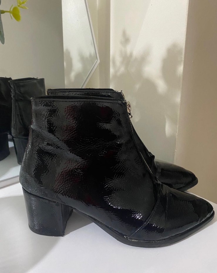 Yılan Desenli Siyah Deri Kadın Bot - Görsel 2