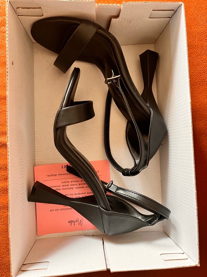 Siyah Tek bantlı topuklu ayakkabı - Görsel 3