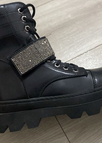 Siyah Parlak Goth Bot - Görsel 3