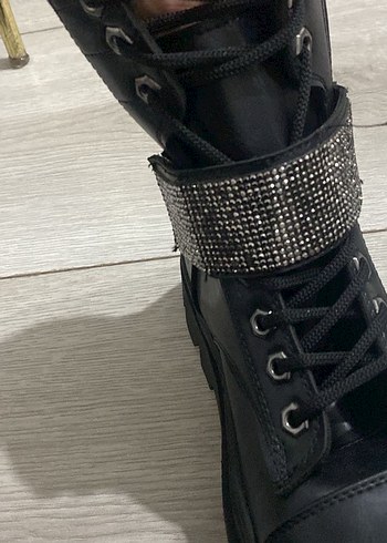 Siyah Parlak Goth Bot - Görsel 5