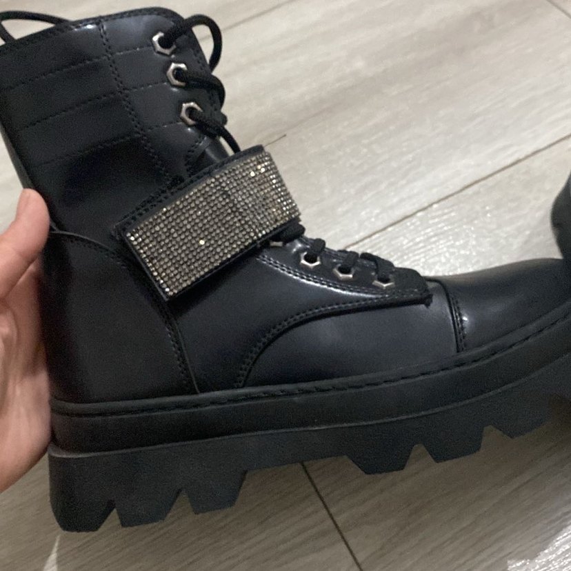 Siyah Parlak Goth Bot - Görsel 3