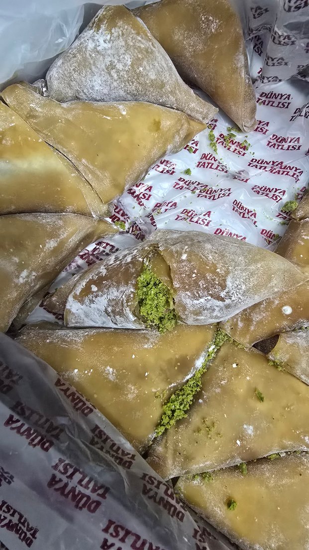 İçi Antep Fıstıklı Sarılmış Tatlı - Görsel 2