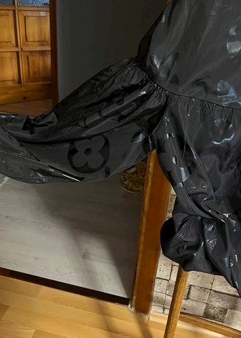 Siyah Baskılı Kadın Crop Yağmurluk - Görsel 5