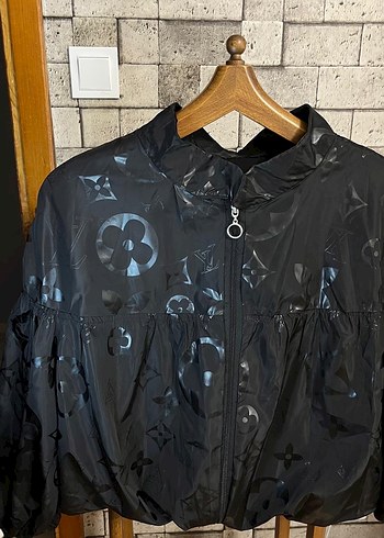 Siyah Baskılı Kadın Crop Yağmurluk - Görsel 2