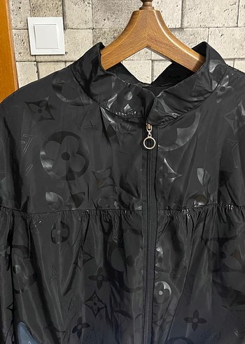 Siyah Baskılı Kadın Crop Yağmurluk - Görsel 4