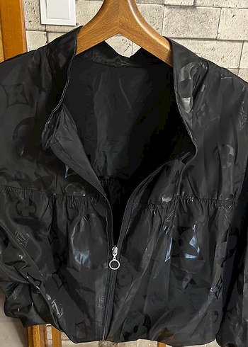 Siyah Baskılı Kadın Crop Yağmurluk - Görsel 3