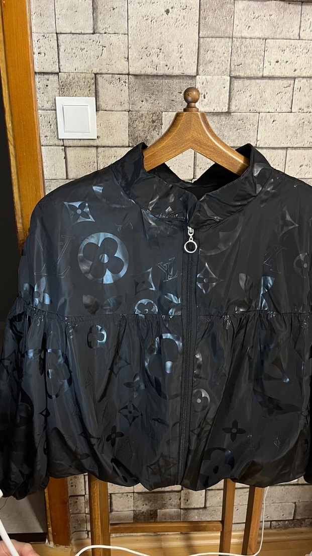 Siyah Baskılı Kadın Crop Yağmurluk - Görsel 2