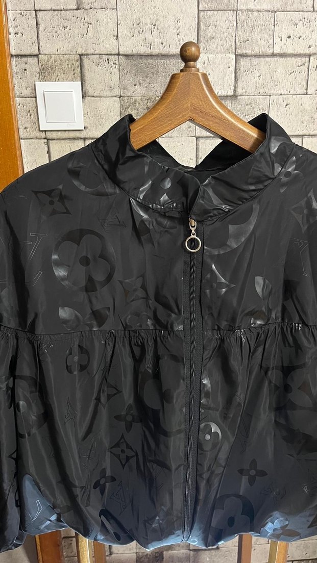 Siyah Baskılı Kadın Crop Yağmurluk - Görsel 4