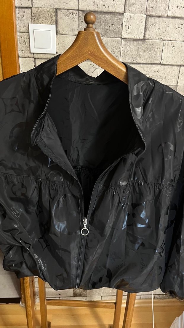 Siyah Baskılı Kadın Crop Yağmurluk - Görsel 3