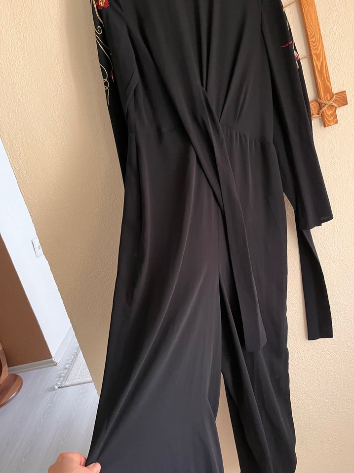 Uzun Kollu Siyah Nakışlı Uzun Elbise - Görsel 2