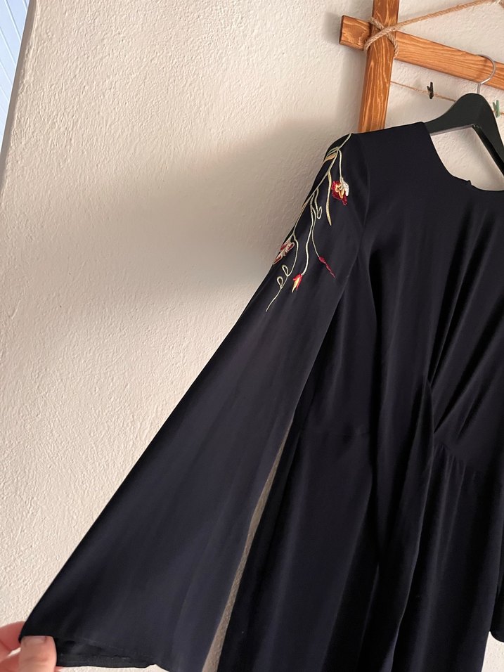 Uzun Kollu Siyah Nakışlı Uzun Elbise - Görsel 3