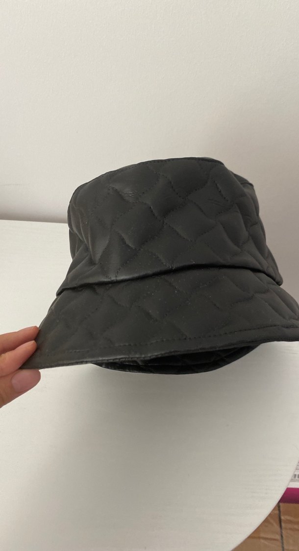 Siyah Deri Pliseli Kadın Şapka - Görsel 2