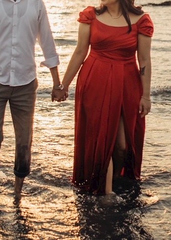 Uzun Parlak Kırmızı Drapeli Kadın Elbise - Görsel 2