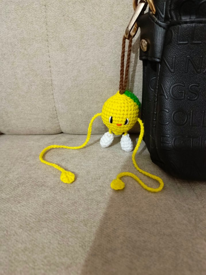 Sarı Püsküllü Minimalist Anahtarlık - Görsel 2