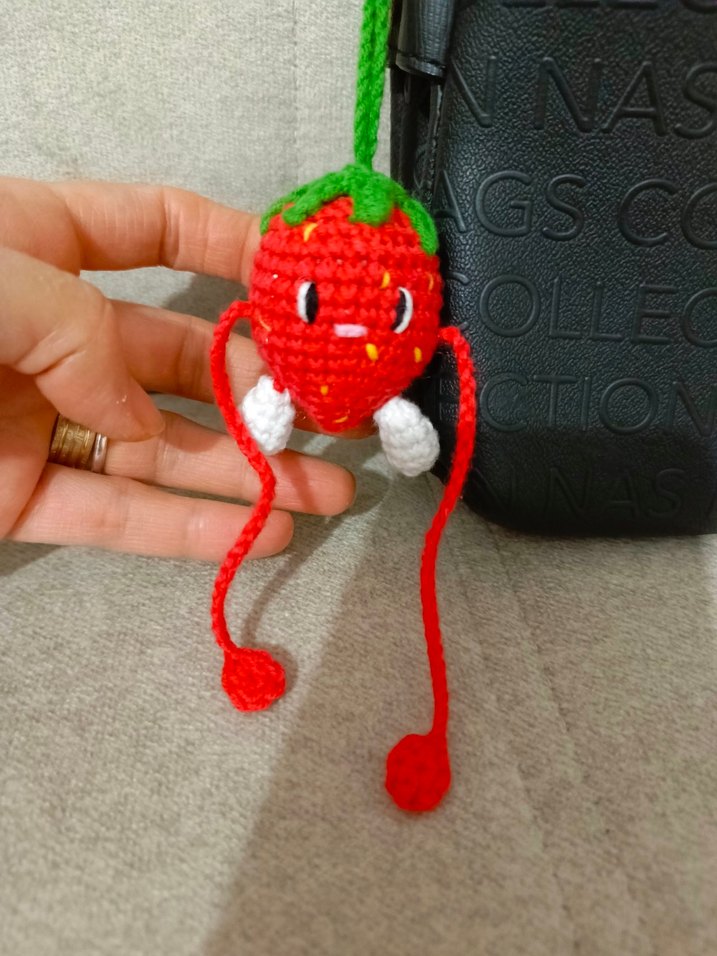 Renkli Püsküllü Çilek Anahtarlık - Görsel 2