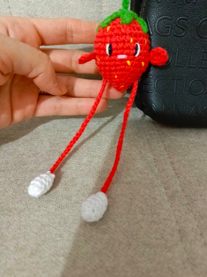 Renkli Püsküllü Çilek Anahtarlık - Görsel 3