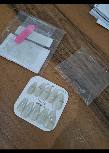 Beyaz Kelebek Detaylı Takma Tırnak Seti - Görsel 3