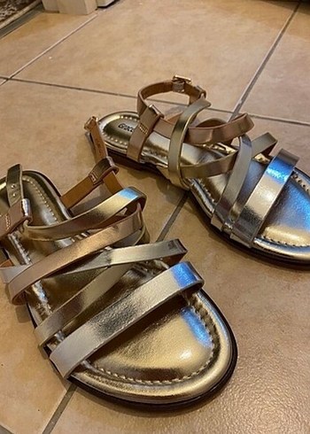 Altın Renk Parlak Yılan Desenli Dolgu Topuklu Kadın Sandalet - Görsel 2