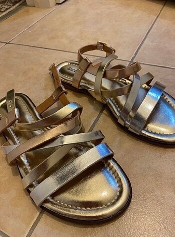 Altın Renk Parlak Yılan Desenli Dolgu Topuklu Kadın Sandalet - Görsel 2