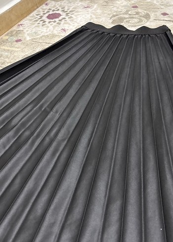 Siyah Pileli Uzun Etek - Görsel 3