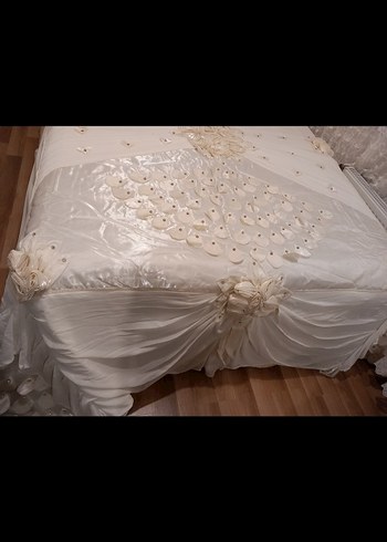 Nakışlı kırık  Beyaz Yatak Örtüsü - Görsel 2