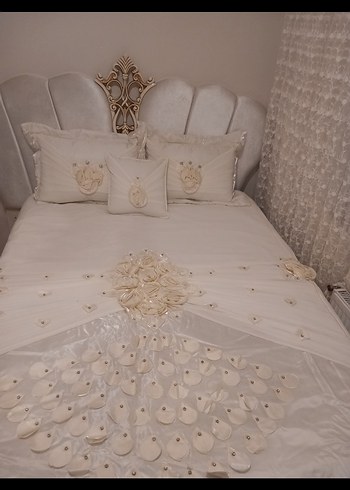 Nakışlı kırık  Beyaz Yatak Örtüsü - Görsel 4